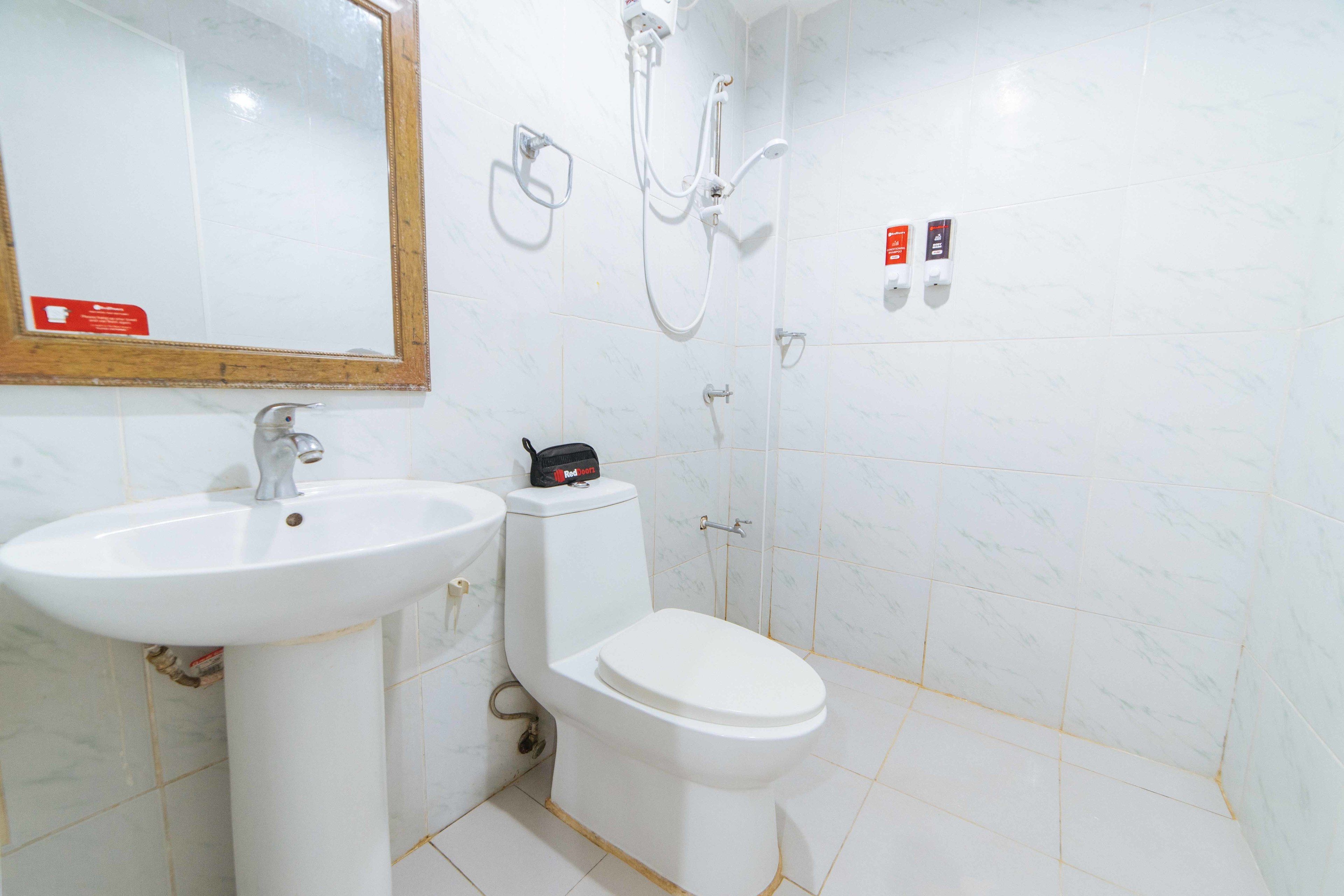 double room | bathroom | shower, free toiletries, towels