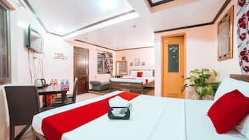 Family Room | Desk, free WiFi, bed sheets