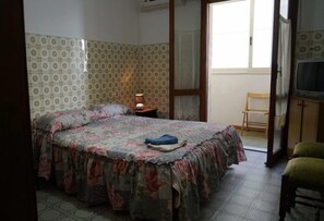Apartment, Multiple Beds, Non Smoking, City View | Individually decorated, individually furnished, free WiFi, bed sheets - Trilocale Garibaldi sul lido (Alghero)