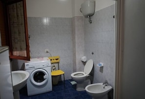 Lejlighed - flere senge - ikke-ryger - byudsigt | Badeværelse | Bruser, brusehoved med spredningseffekt, bidet, håndklæder