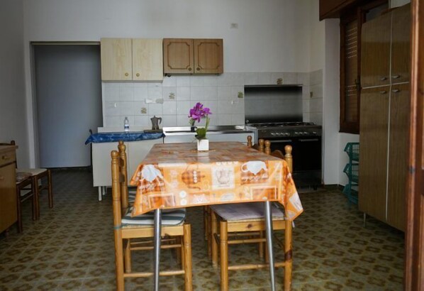 Apartment, Mehrere Betten, Nichtraucher, Stadtblick | Essbereich im Zimmer