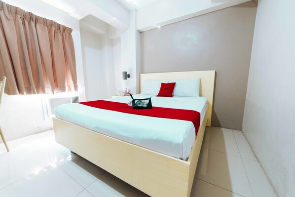 Desk, free WiFi, bed sheets - RedDoorz @ Samat Mandaluyong (Mandaluyong)