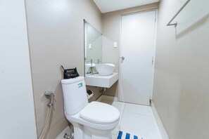 Habitación doble | Baño | Regadera, amenidades de baño gratuitas, toallas 