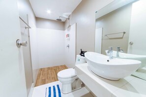 Bathroom - RedDoorz @ Samat Mandaluyong (Mandaluyong)