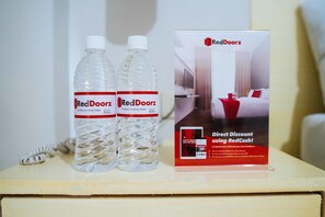 Desk, free WiFi, bed sheets - RedDoorz @ Samat Mandaluyong (Mandaluyong)