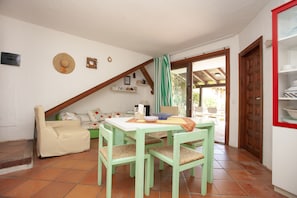 Apartamento, 2 quartos | Opções para refeição no quarto