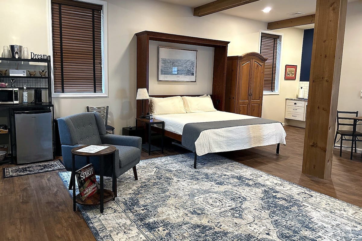 Studio Suite Cao cấp, buồng tắm phù hợp cho xe lăn, quang cảnh vườn | Bộ đồ giường kháng dị ứng, truy cập Internet không dây miễn phí 