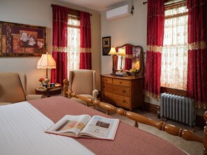 Deluxe Double Room, 1 King Bed | 2 bedrooms, hypo-allergenic bedding, free WiFi, bed sheets