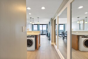 Comfort Ρετιρέ, 3 Υπνοδωμάτια, Μπαλκόνι, Θέα στη Θάλασσα | Περιοχή καθιστικού | Τηλεόραση με επίπεδη οθόνη 54 εκ. με καλωδιακά κανάλια, τηλεοράσεις