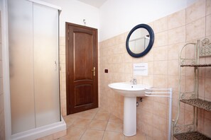Apartamento, 2 quartos | Banheiro | Chuveiro, chuveiro com efeito de chuva, bidê, toalhas de banho