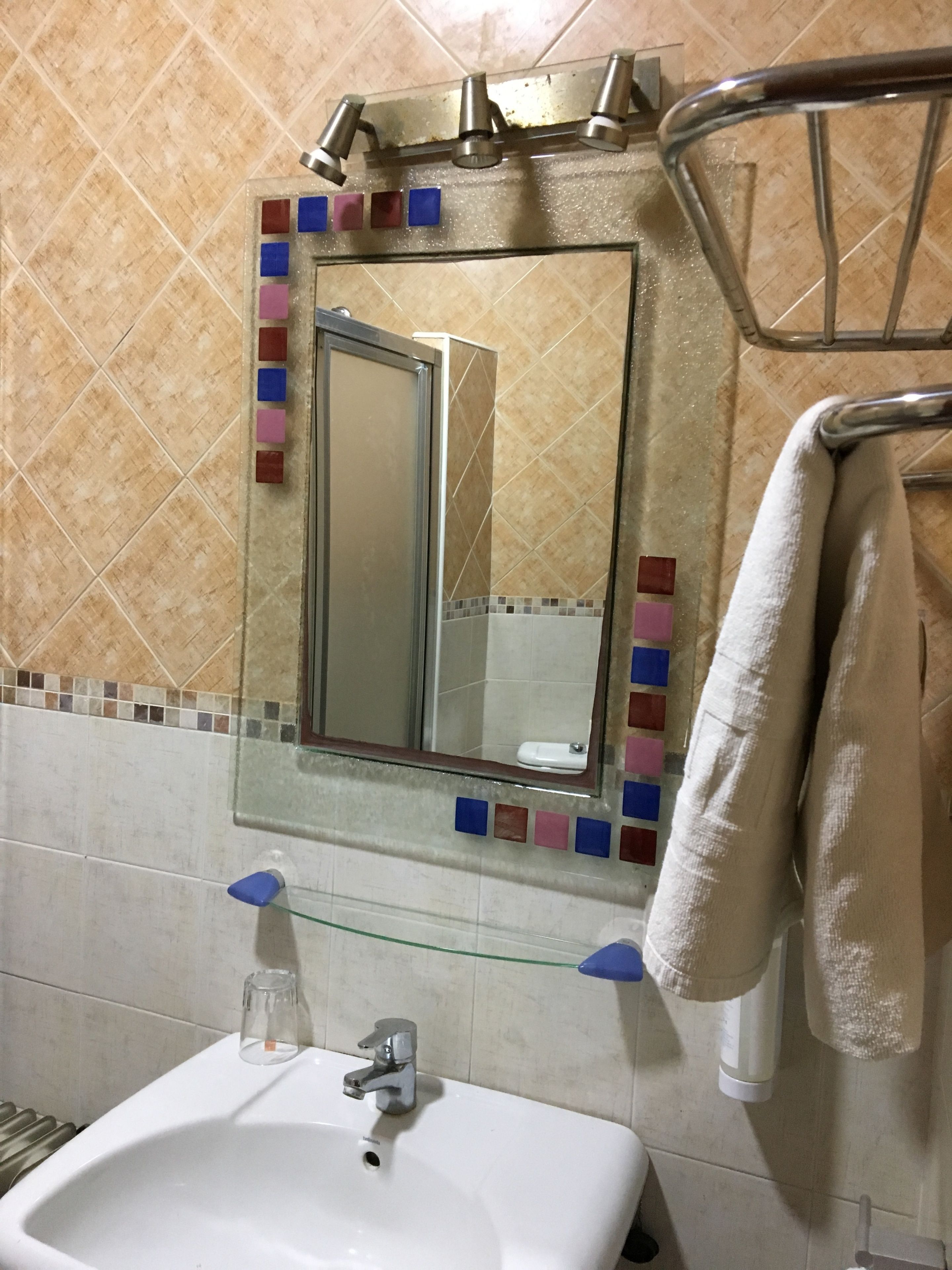 comfort single room | room amenity