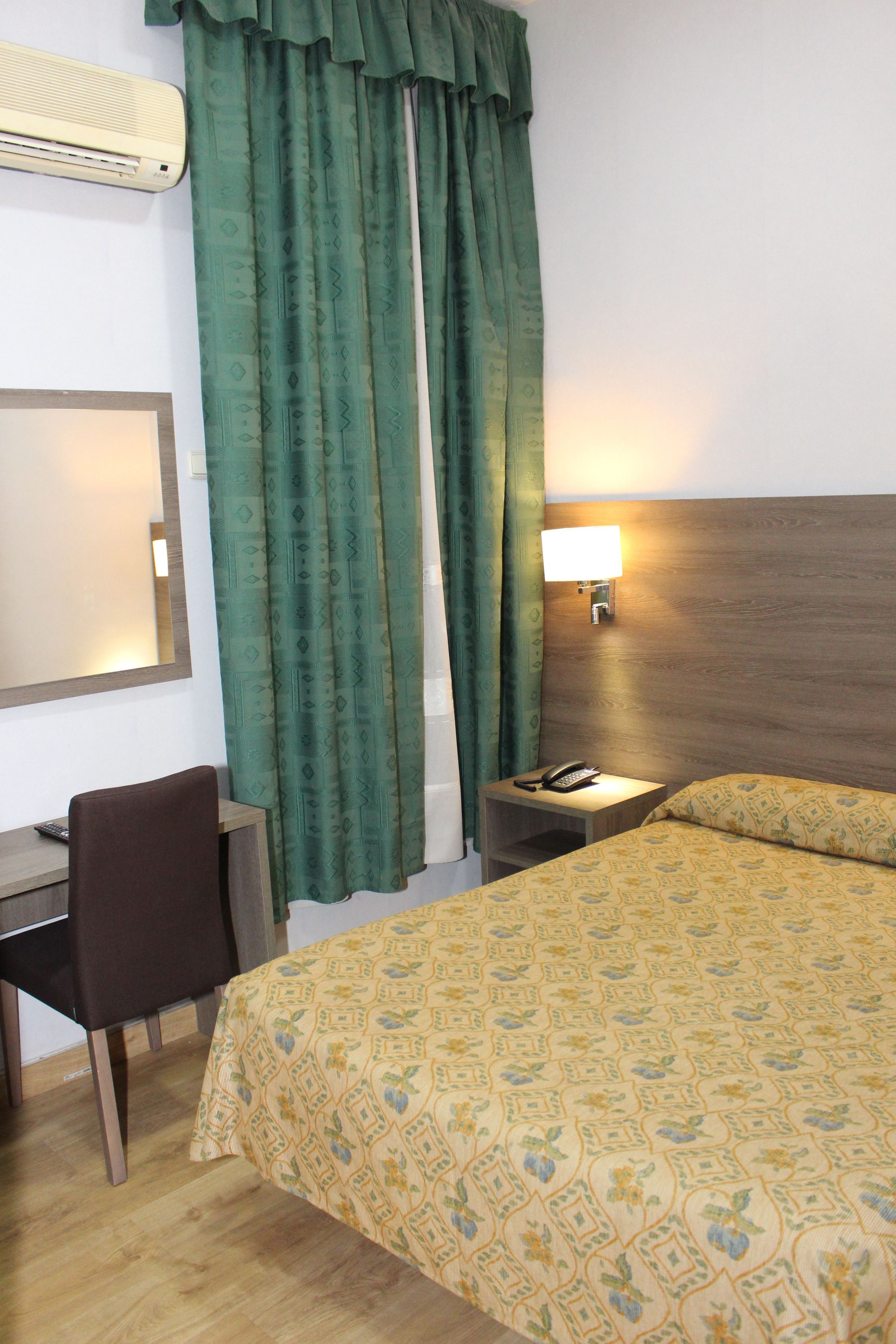 迷你吧、客房內保險箱、免費搖籃/嬰兒床、免費無線上網