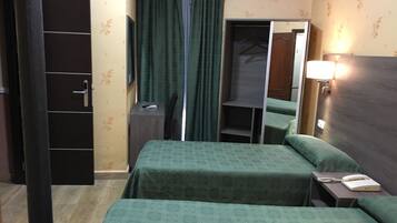 Driepersoonskamer | Een minibar, een kluis op de kamer, gratis babybedden, gratis wifi