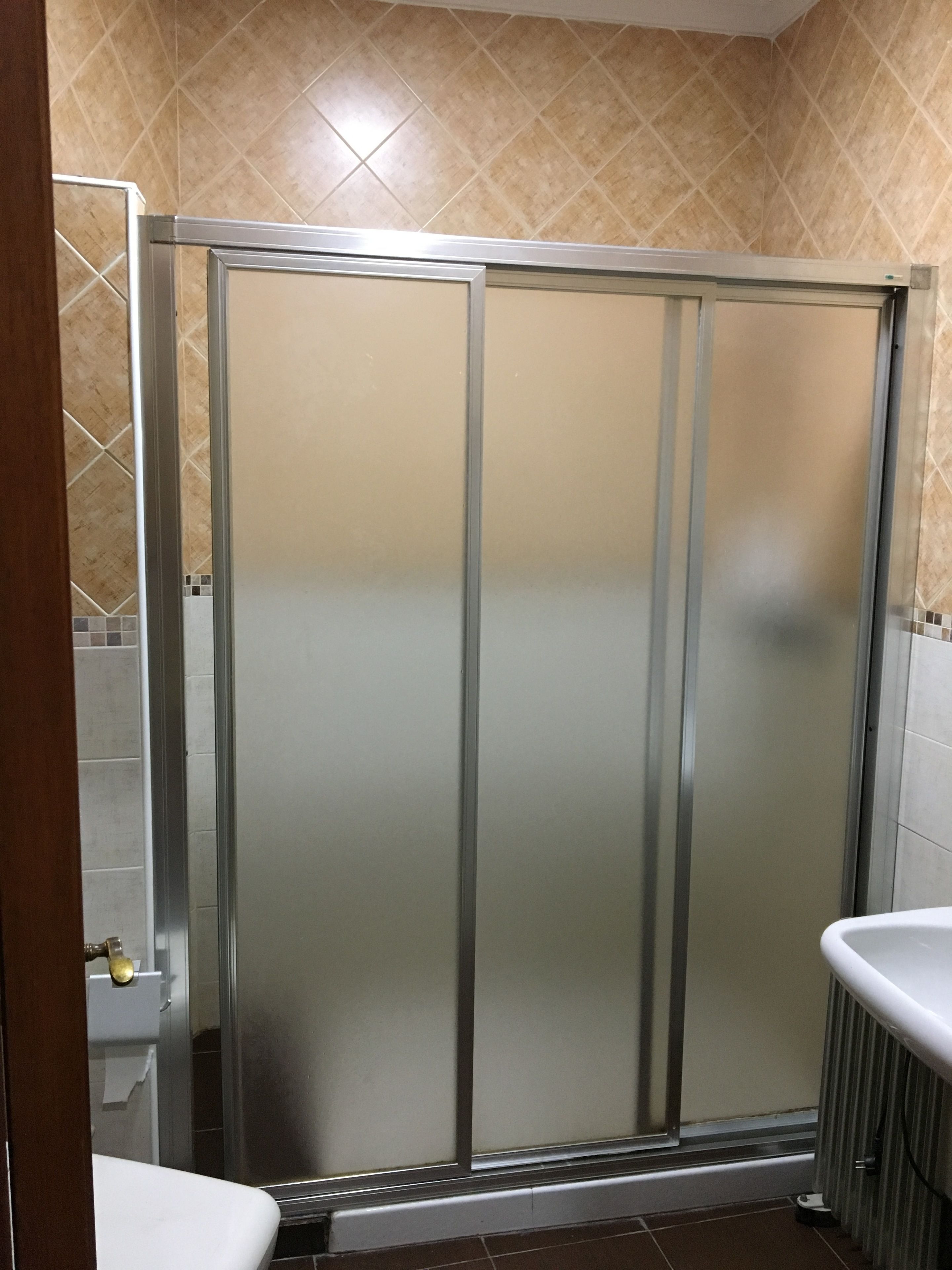 shower, free toiletries, towels