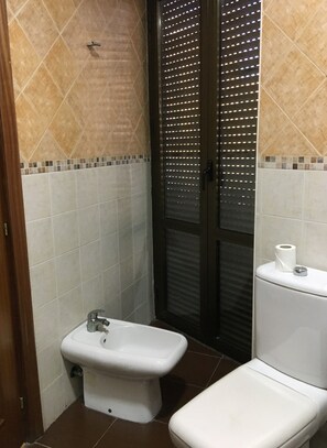 Comfort Single Room | Bathroom | Shower, free toiletries, towels