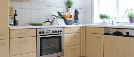 Frigorifero, microonde, forno, piano cottura