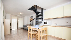 Villa, 3 Bedrooms | Private kitchenette | Fridge, stovetop, cookware/dishes/utensils - Quadrilocale sul Porto (Budoni)