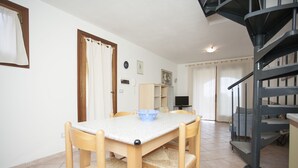 Villa, 3 Bedrooms | In-room dining - Quadrilocale sul Porto (Budoni)