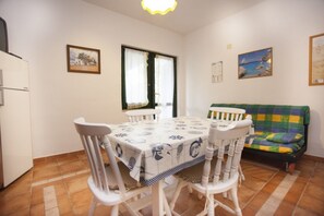 Apartment, 1 Schlafzimmer | Essbereich im Zimmer