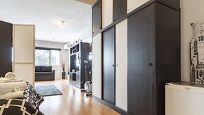 A modern bedroom with a bed, a wardrobe, and a desk. - Humboldt 2 by Be Local Argentina (Buenos Aires)