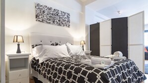 A neatly arranged bedroom with a bed, two bedside tables, a wall-mounted artwork, and a wardrobe. - Humboldt 2 by Be Local Argentina (Buenos Aires)