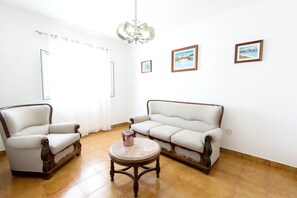 Appartement, 2 slaapkamers | Woonruimte | Een 50-cm lcd-televisie met satellietzenders en televisie