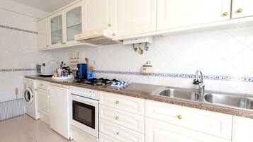 Appartement, 3 chambres, patio | Cuisine privée | Réfrigérateur grande capacité avec congélateur, four à micro-ondes