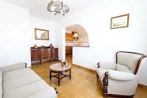 Appartement, 2 slaapkamers (Ground Floor) | Woonruimte | Een 50-cm lcd-televisie met satellietzenders en televisie