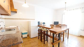 Full-sized fridge, microwave, oven, stovetop
