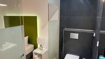 Habitación doble Deluxe, 1 cama Queen size, para no fumadores, vista al jardín | Baño | Secadora de cabello, toallas, jabón, shampoo