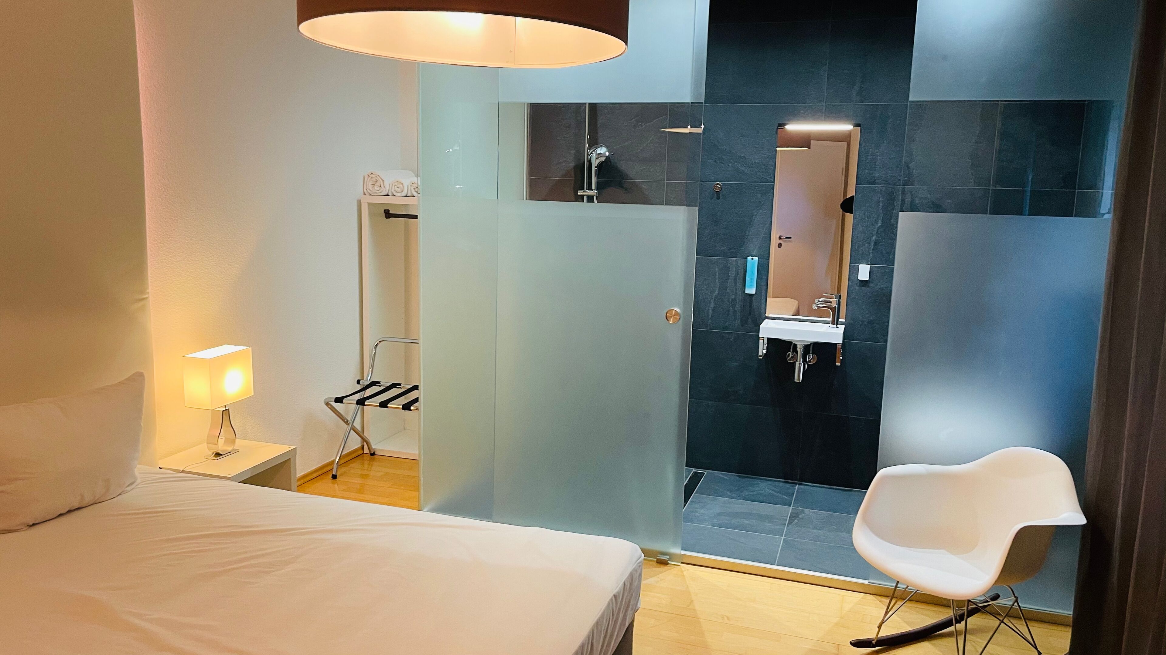 Deluxe tweepersoonskamer, 1 queensize bed, niet-roken, uitzicht op tuin | Individueel gedecoreerd, individueel gemeubileerd, een bureau