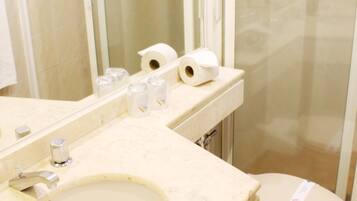 Ducha, artículos de tocador gratuitos, secador de pelo, bidet
