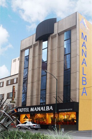 Moderni hotelli, jossa on selkeästi näkyvässä paikassa hotellin nimi «Hotel Manalba», suuret ikkunat ja helposti havaittavissa oleva ravintola-alue.