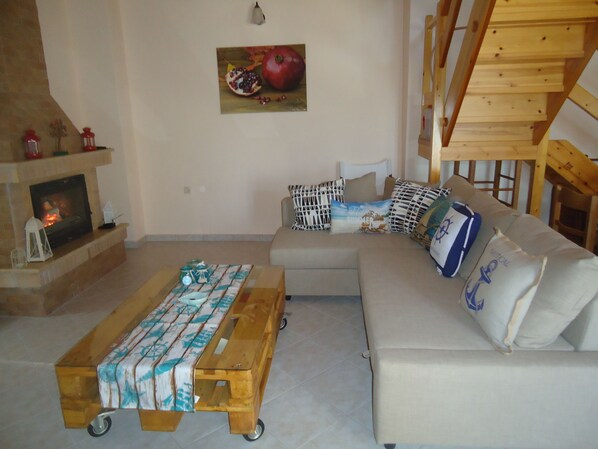 House, 2 Bedrooms, Mountain View | Living area