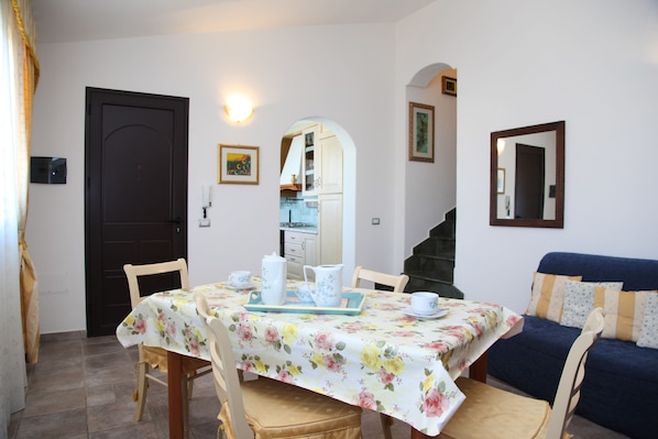 Apartment, 2 Bedrooms | In-room dining