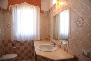 Appartamento, 2 camere da letto | Bagno | Doccia, soffione a pioggia, bidet, asciugamani