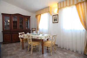 Apartment, 2 Schlafzimmer | Essbereich im Zimmer