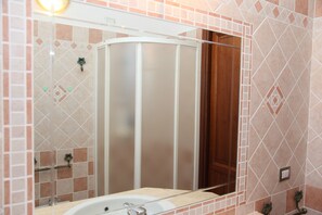 Apartment, 2 Schlafzimmer | Dusche im Bad