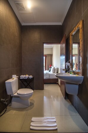 Shower, rainfall showerhead, free toiletries, hair dryer - Villa Verano at Echo Beach Canggu (Canggu)