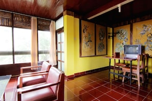 Standard Room, Shared Bathroom | Living area | 32-inch LCD TV with satellite channels, TV - Vogels Hostel (Pakem)