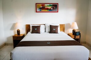 Desk, soundproofing, free WiFi, bed sheets - Canggu Kayuma House (Canggu)