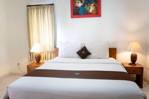 Desk, soundproofing, free WiFi, bed sheets - Canggu Kayuma House (Canggu)