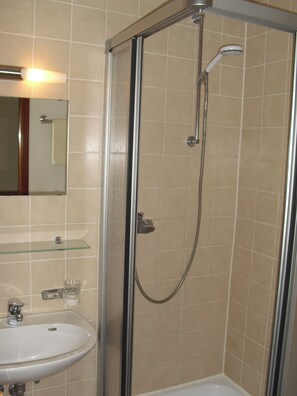 Eenpersoonskamer (5) | Badkamer | Een douche