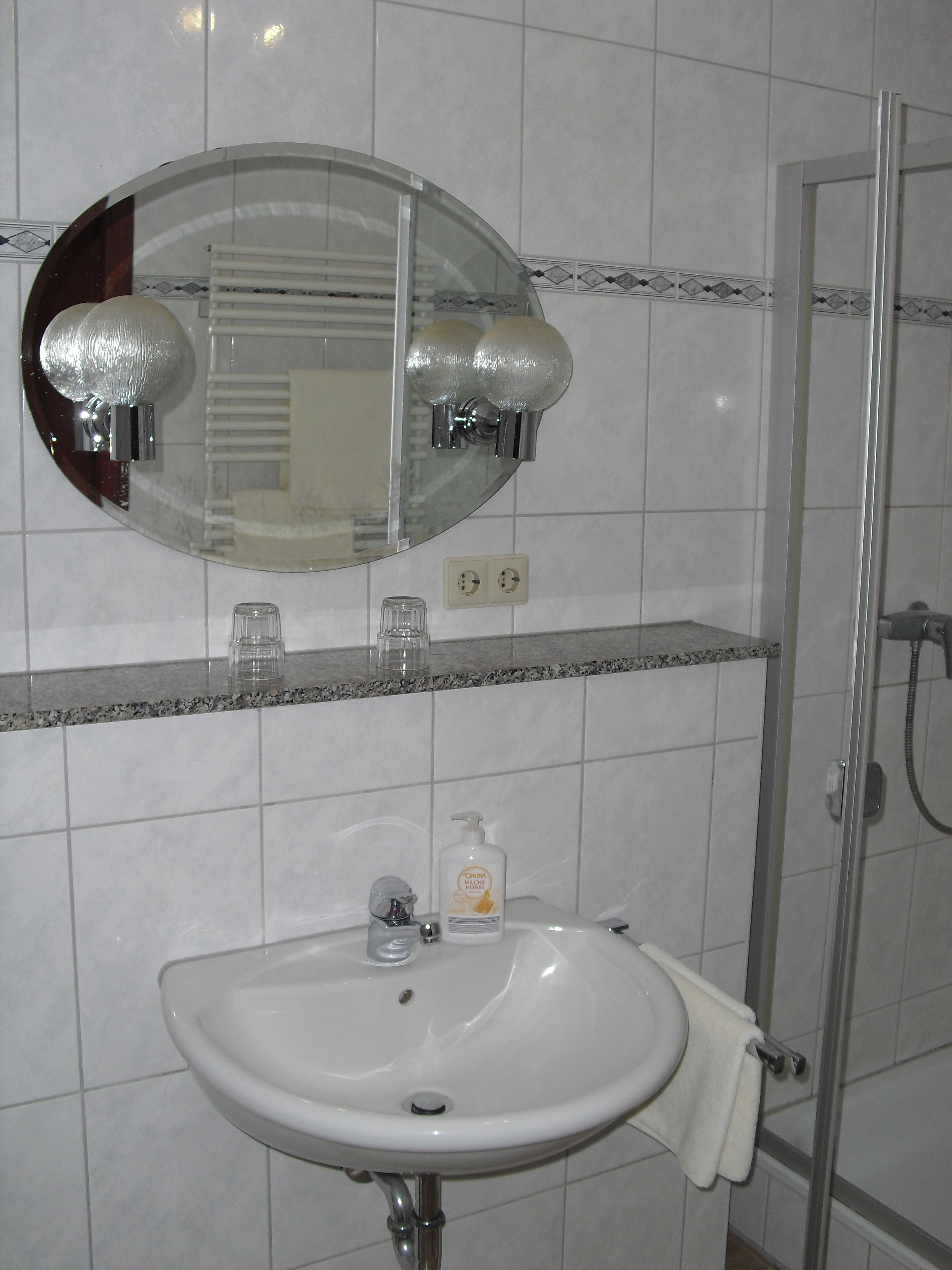 Apartamento básico (Zimmer 6) | Baño | Ducha