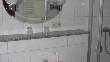 Leilighet – basic (Zimmer 6) | Bad | Dusj