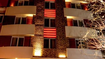 Fachada de la propiedad por la tarde o noche