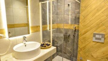 Ducha, artĂculos de tocador gratuitos, secador de pelo, pantuflas