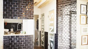 A hallway with black brick walls and a white door labeled "Ladies Gents". - ipartment Cologne Mülheim (Cologne)