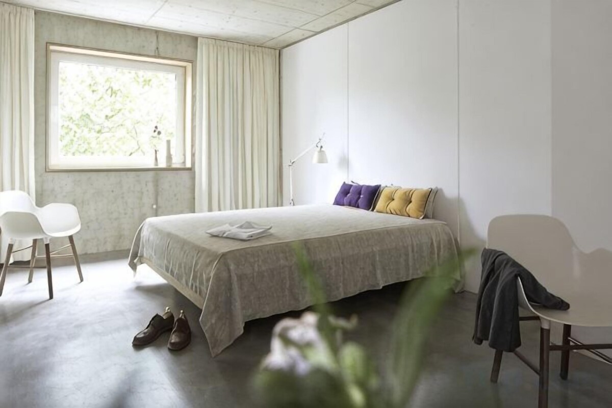 1 bedroom, hypo-allergenic bedding available, in-room safe, desk