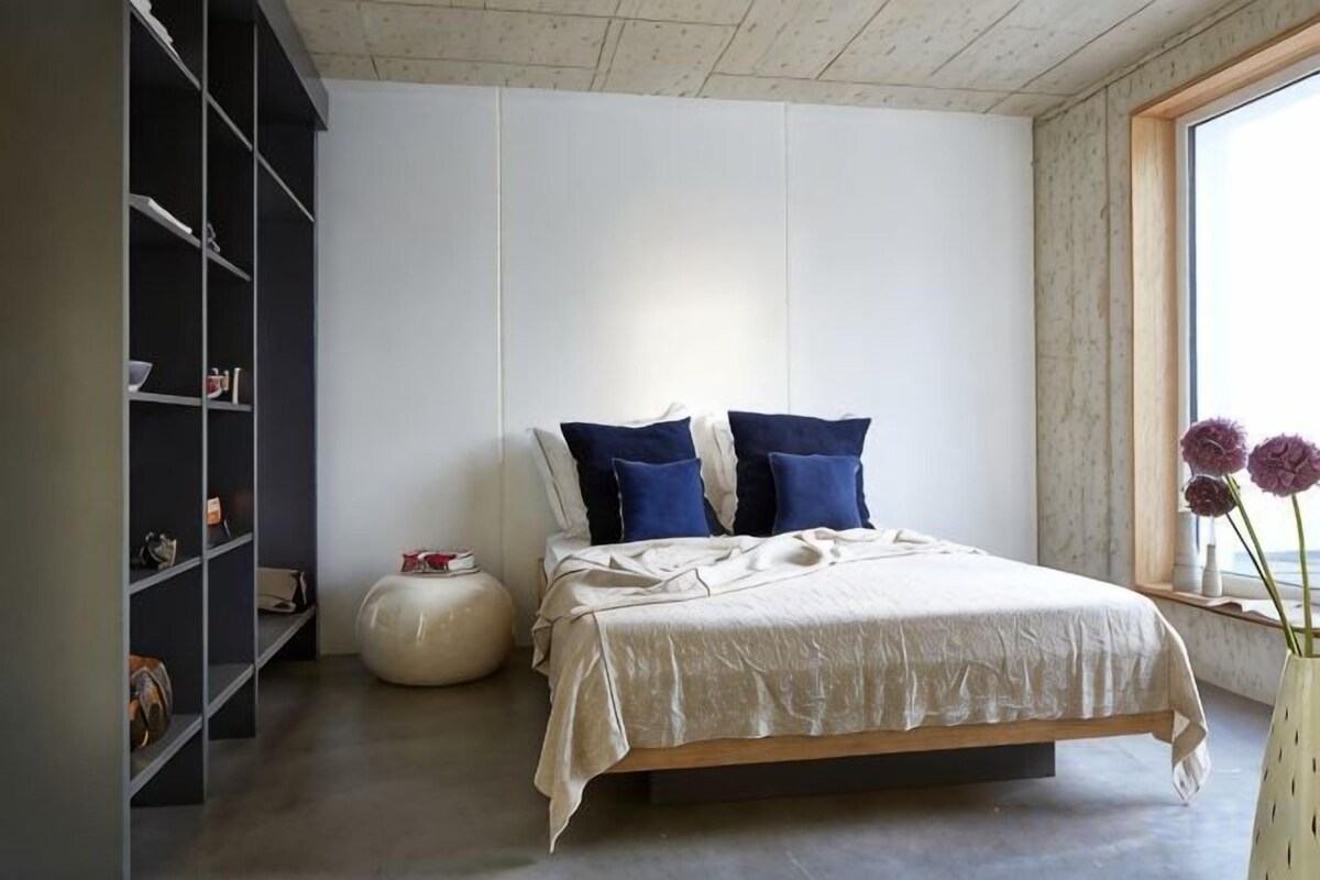1 bedroom, hypo-allergenic bedding available, in-room safe, desk
